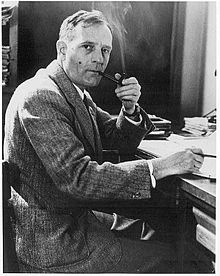 220px-Edwin_Hubble_with_pipe.jpg